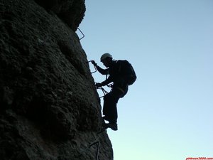 10:25h.Turno de Jose Luis, que en primer plano escala sin dificultad la aguja...Bonito contraluz!...Tiempo en la vía: 00:25h.