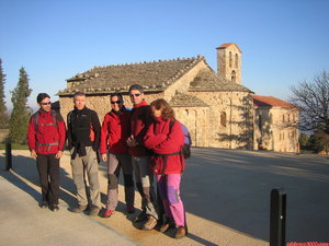 09:10h. El grupo del C.E.M. en el Parking de Santa Cecília, de izq. a drcha (Jose Luis - Juanma - Pedro (Midnight) - Claudix - Carme), con la Ermita Románica de Santa Cecília detrás, Isabelle hace la foto...Tiempo aproximación: 00:00h. 