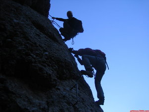 10:27h. Ahora me toca a mi..., Juanma observa mi progresión de cerca. Este punto es el más expuesto y aéreo de toda la Ferrata, se han de poner todos los sentidos en cada paso que se da...Tiempo en la vía: 00:28h.