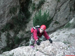 10:30h.Salvando la pared de la aguaja, una mirada atrás nos deja ver el vacío que queda a nuestros pies durante la escalada..., pues eso que la sensación de vacío te quita el hipo de golpe...Tiempo en la vía: 00:30h.