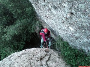 10:33h. Tras salvar la aguja del Puente de Roca y sin apenas recuperar fuerzas, un pequeño resalte de unos 3 metros a salvar a base de fuerza bruta...y sin seguros, pues es una cuerda sin cable equipado...tela marinera....Tiempo en la vía: 00:33h.