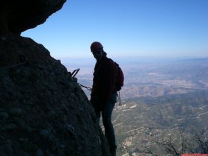 10:40h. Mientras Pedro y Jose Luis posaban para la foto (iban a destajo y sin paradas los muy k....), aqui el servidor se cuelga de una cinta express para recuperar fuerzas antes de hacer el Paso Horizontal y de paso que me saquen esta espectacular foto, jejeje...Tiempo en la vía: 00:40h.