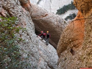 10:43h. Tras el pequeño descanso realizo la travesía horizontal y en mitad del paso y desde el interior de la pequeña chimenea toman esta foto. Juanma y yo colgados del Paso Horizonta, justo a la espalda el hueco entre las rocas da pie a un respetable patio...Tiempo en la vía: 00:43h. 