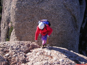 10:55h. Últimos pasos de Carme para ascender a la cima de la Aguja de Santa Cecília...Tiempo en la vía: 00:55h.