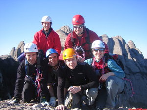 11:00h. El sexteto en la cima de la Aguja de Santa Cecília (1.079m). Tras casi 1h.30min. entre aproximación y ferrata y 390m de desnivel salvados, de los cuales 200m han sido de ferrata, nos tomamos un merecido descanso de unos 10 minutos, y damos buena cuenta del contenido de la cantimplora que Carme lleva en la mano...menudo invento el zumo de violetas...!