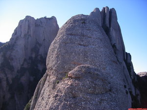 11:10h. Allaaa arriba se encuentra el mirador de Sant Jeroni (1.236m), punto y final de la Vía Ferrata, y por lo tanto hasta donde debemos llegar. La simple visión de lo que nos queda acongoja un tanto, por no decir otra palabra parecida...