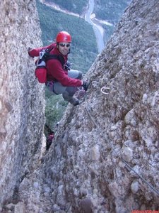 11:20h. Los primeros metros del destrepe se realizan con facilidad en oposición a la pared. Posteriormente las grapas instaladas un poco más abajo a modo de escalones te ayudan a descender los metros finales hasta el sendero a pie de brecha...Tiempo en la vía: 01:00h.  