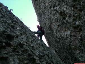 11:22h. Esta foto tomada desde la mitad de la brecha desvela la cantidad de buenos apoyos en la roca y las grapas instaladas recientemente para ayudar a destrepar por la estrechez del lugar. Aqui el ambiente de este sector es excelente...Tiempo en la vía: 01:02h.