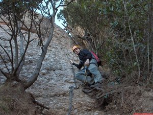 11:25h. Juanma en primer plano tras destrepar completamente la pared. El tramo final de cadena requiere un pelín de esfuerzo físico pues aqui la roca está muy desgastada y pulida, por lo que hemos de ayudarnos de nuevo del pulso que tengamos en nuestros brazos...Tiempo en la vía: 01:25h.