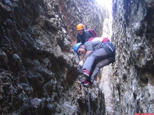 12:45h. Midnight tras salvar a base de fuerza bruta el tramo vertical de chimenea, se manteniene en oposición a la pared con problemas con uno de los mosquetones del zipper que se le ha quedado trabado en un eslabón de la cadena. A su espalda se puede observar la verticalidad del tramo final que queda por ascender....Tiempo en la vía: 02:30h.