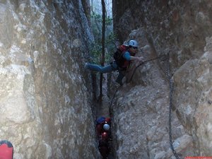 12:50h. Turno de Isabelle, tras un pequeño esfuerzo salva la verticalidad del tramo inicial y se asegura a la cadena para realizar la pequeña travesía horizontal hasta la base de la chimenea de verdad...Tiempo en la vía: 02:35h.