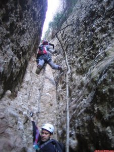 12:55h. Juanma toma la iniciativa en el tramo más técnico de la Ferrata, utizando técnica de diedro asciende la delicada y exigente chimenea, Pedro 