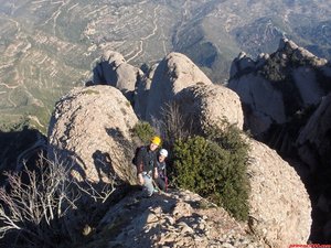 13:00h. Juanma y Jose Luis salen de la chimenea que les queda a la espalda, asegurados ya solo les queda un apacible paseo hasta la barandilla de la cima de Sant Jeroni...Tiempo en la vía: 02:45h.