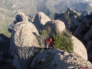 13:07h. Y por último el sexto...un servidor, bastante agotado salgo de la chimenea...por fín!! Pensaba que no iba a llegar nunca, menuda experiencia...si señor, para ser mi primera ferrata..., esto de las ferratas tiene su morbo...Tiempo en la vía: 02:52h. 