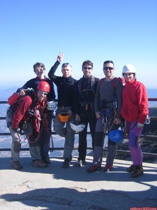 13:10h. Antes de iniciar el descenso, tomamos otra foto de grupo, se respira satisfacción a raudales...