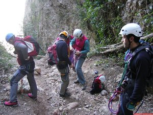 09:58h. A pie de la Vía Ferrata. Nos vamos equipando con el arnés, zipper doble, disipador, etc... y lugo revisamos el equipo. Esto promete...Tiempo aproximación total: 00:40m.
