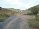 05- En llegar a la visible bifurcación, seguimos de frente, dejando a la derecha la pista que se dirige a Ricla.