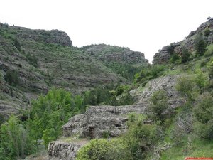 EL RÍO VA ENCAJONADO AHÍ