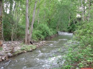 RÍO LINARES DONDE HAY QUE CRUZAR PARA SUBIR A VEA