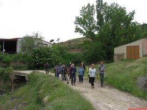 INICIAMOS LA MARCHA POR LA PISTA CON EL RÍO A MANO DERECHA