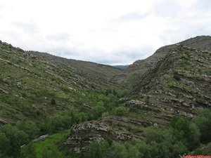 VISTA DEL CAÑÓN CON EL RIO ABAJO