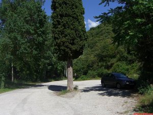 El coche lo dejamos en este aparcamiento, al lado de l'Ermita de la Santíssima Trinitat