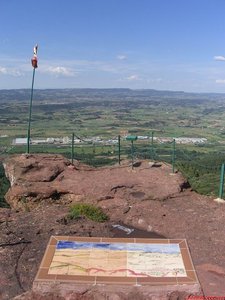 Desde el mirador de Sant Joan tenemos grandes vistas sobre la Conca de Barberà y en días claros podemos ver Pirineos