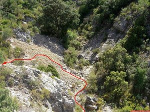 La salida del barranco la haremos por este pequeño pedrero a la izquierda