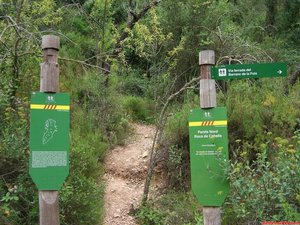 Estos cartelitos indican hacia donde hay que ir. Aquí se juntan el camino de ida y de vuelta