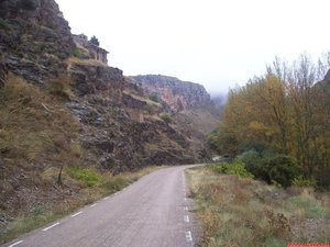 Al inicio de la ruta tenemos que descender por la carretera junto al Río Isuela, hasta encontrarnos con la desembocadura del barranco de Valcongosto.