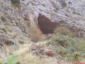 Cueva de Cuartún. Aprovechada para guardar el ganado, dividida en varias estancias y hasta con un cabaña para el pastor, su única sala es la más grande de las cuevas del Moncayo junto a la de cueva Liendres. Merece la pena desviarnos del sendero para verla. 