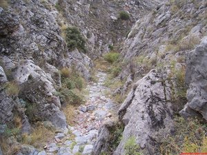 Interesante tramo final del Barranco de Cuartún donde se produce un fuerte encajamiento. Además, observamos tramos empedrados con grandes bloques.