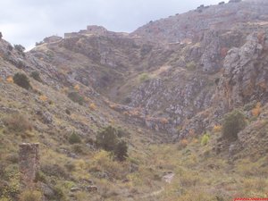 Salida del Barranco de Cuartún al de la Virgen. Se observa a la izquierda de la imagen el Peirón de la Virgen de la Leche, en un estado ruinoso, sería una lastima que se perdiese este resto de etnología tan interesante. Al fondo, sobre el acantilado las casas más altas del pueblo de Purujosa, perfectamente mimetizado con su entorno. 