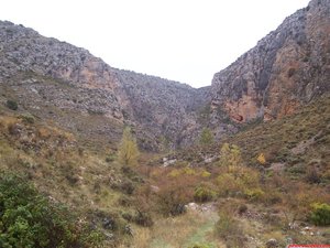 Inicio del barranco de Valcongosto. La ancha rambla de su desembocadura engaña y no hace presagiar el cañón que recorreremos en breves minutos.