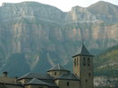 La iglesia de Torla, con las paredes del Mondarruego de fondo. A la altura de la iglesia se coge el camino de Turieto, después de atravesar o bordear por la derecha el túnel de la carretera que pasa por debajo de aquella.