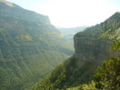 Algunas de las espectaculares vistas desde el mirador: Hacia el este (sentido de la Faja de Pelay); la faja va a media ladera por encima de la pared de la dercha.