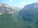 Al noreste el Circo de Cotatuero con su cascada, y al fondo la cuerda del Casco, La Torre y la Espalda de Marboré.