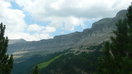 A nuestra derecha tenemos, en paralelo a nuestra faja, el farallón de la Sierra de las Cutas o Carquera; al final se ve ya el comienzo de la Sierra de Custodia.