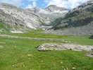 Un último vistazo atrás al sorprendente valle de Aguas Tuertas, desde aquí ya en un plano completo desde su base más baja, y con los Gabietos en todo su esplendor (sureño, claro).