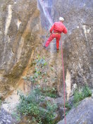 Los espeleólogos haciendo  barrancos, encontramos un gran charco al final de ese rápel, con un salto al final se puede evitar.