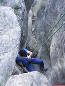 Segundo rápel, una salida que mosquea a los que les falta experiencia, por los anclajes en la vertical del descenso y no en la vertical de donde estamos puestos de pie.  