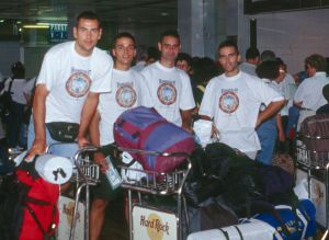 Los cuatro expedicionarios en el aeropuerto de Barcelona