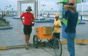 Comprando helados en el Boulevard de Iquitos