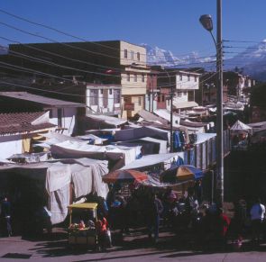 Mercado de Huaraz con la Cordillera Blanca al fondo