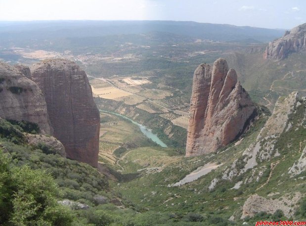 Cara norte de los mayos fire y pison, Mallos de Riglos - (Agosto 2007)